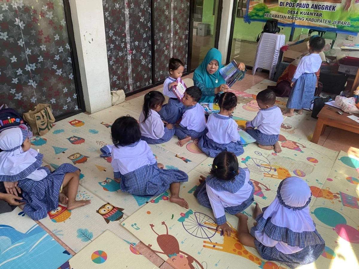 Kegiatan Bercerita bersama Bunda Literasi di Pojok Baca 