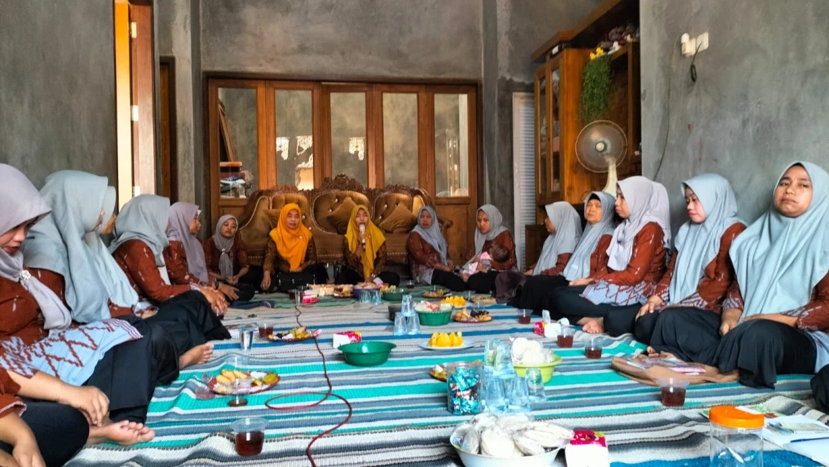 Kunjungan Ketua TP PKK Desa Bantrung bersama pokja 1 ke RT percontohan Caping PKK Desa Bantrung
