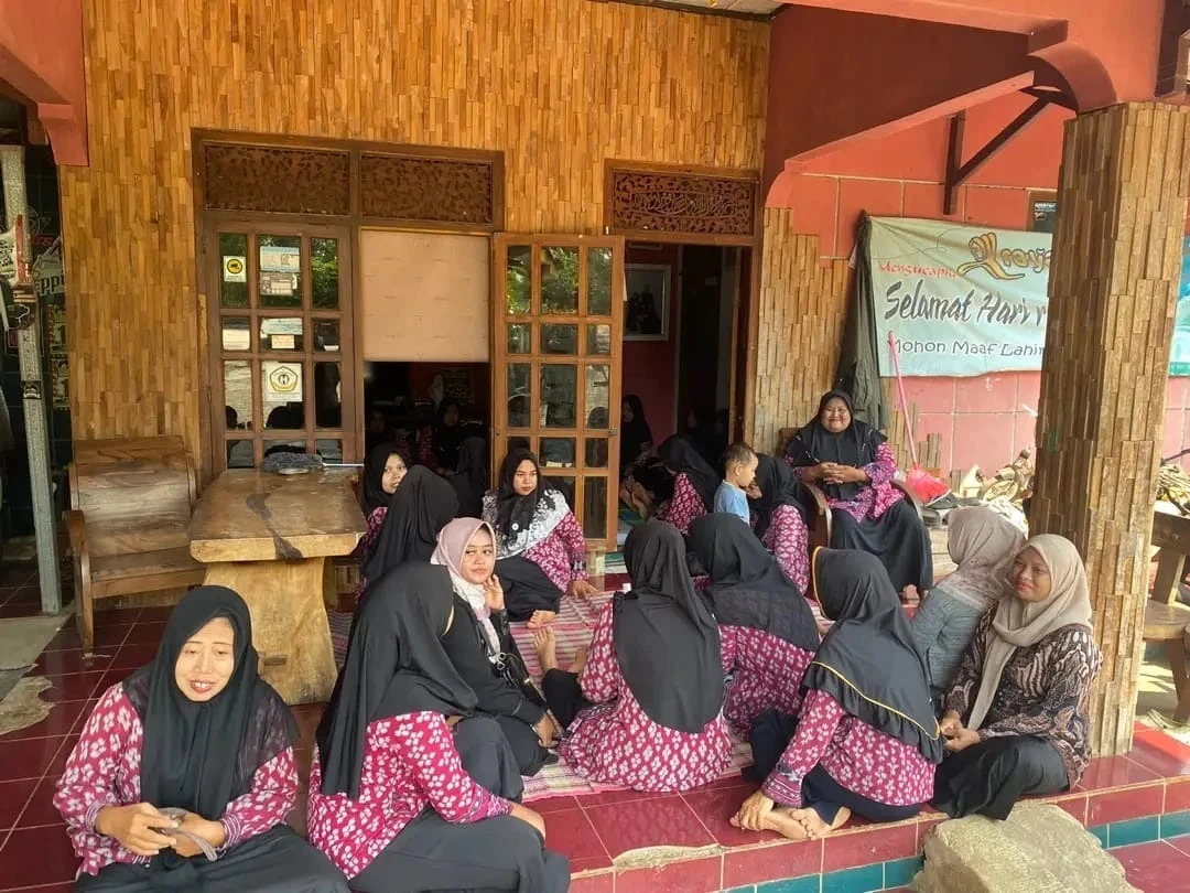 Meningkatkan sistem jimpitan atau arisan untuk membantu warga