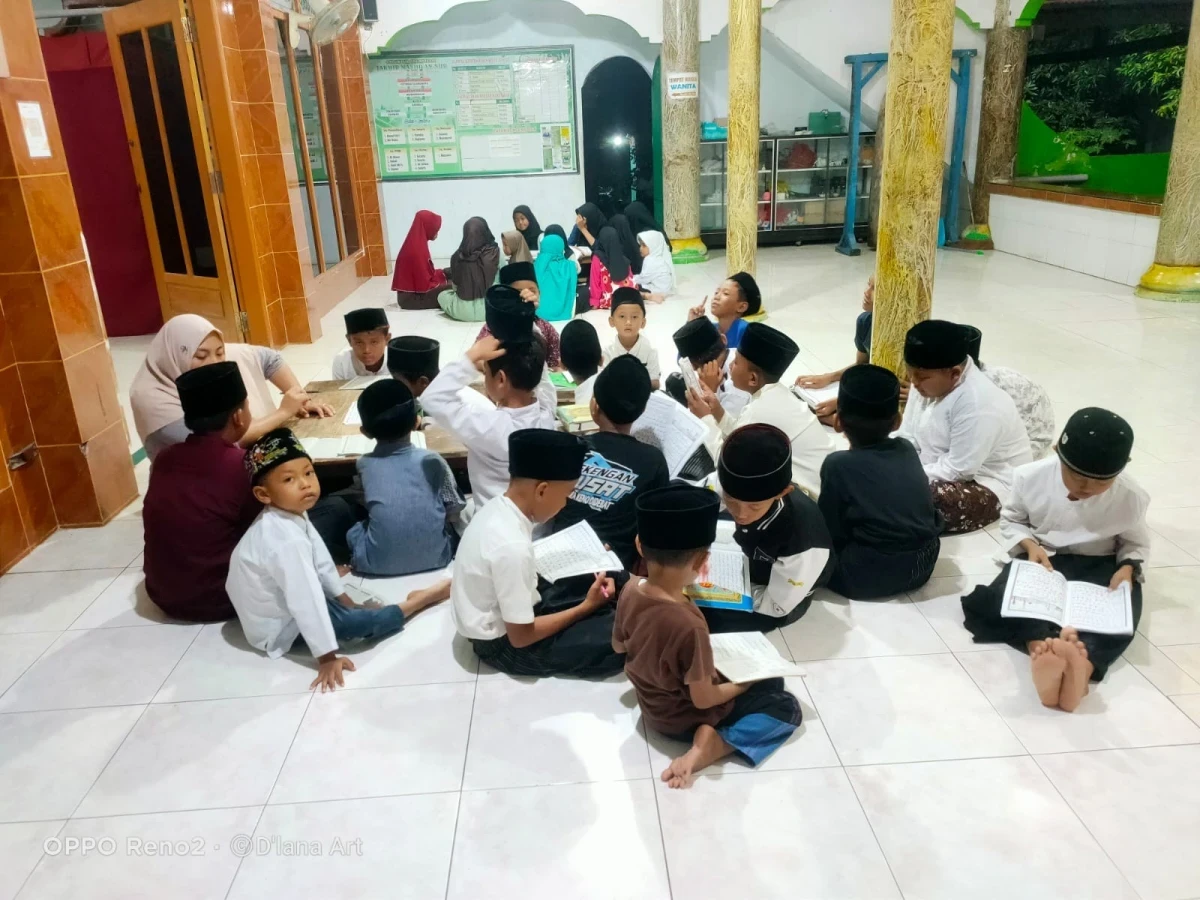 BELAJAR MENGAJI DI MASJID AN-NUR DI RT 05 RW 02 KALITOWO DESA UJUNGWATU 