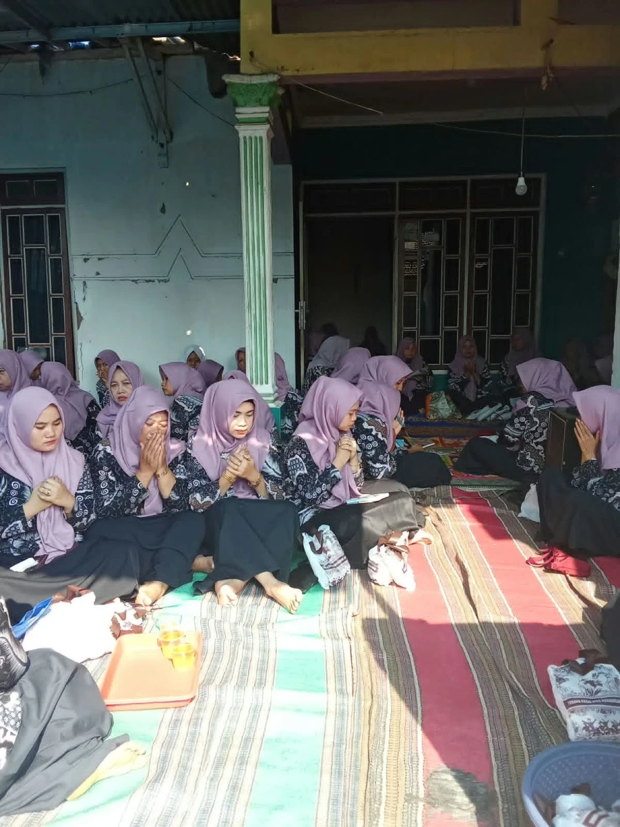 kegiatan rutinan bulanan pkk rt 4 rw 1  dukuh Randusar dengan isian caranya mengusir tikusi