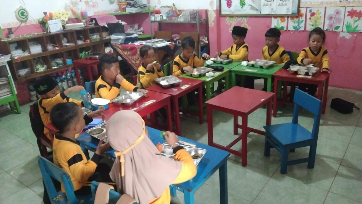Pembagian MBG di TK Mardi Siwi Rahayu 
