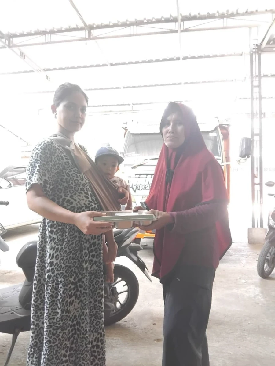 Pembagian Makanan Bergizi Gratis (MBG) bagi Ibu Menyusui di Posyandu Kasih Ibu 3