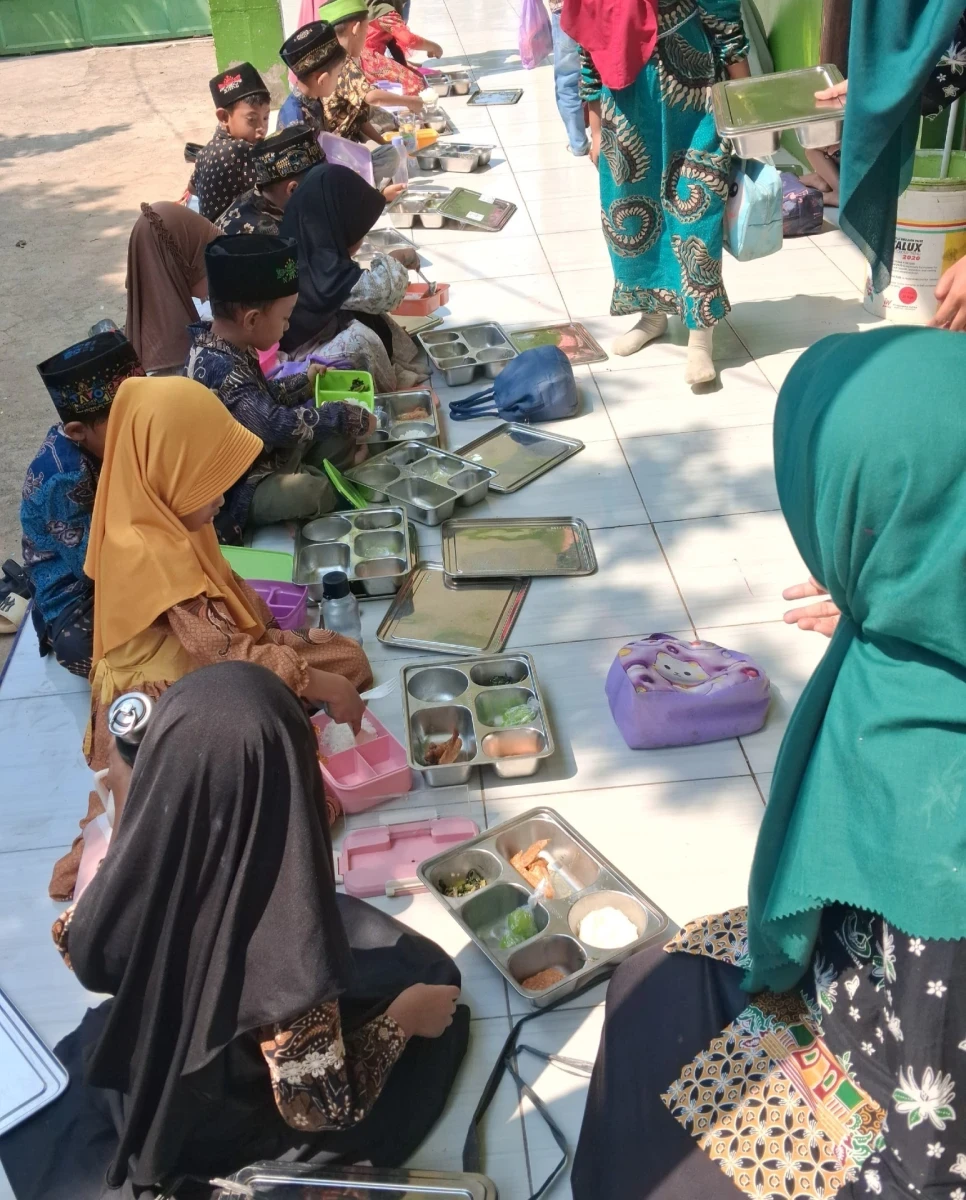 Penyaluran MBG RA Darul Huda 1 Karanggondang Hadirkan Menu Sehat dan Bergizi