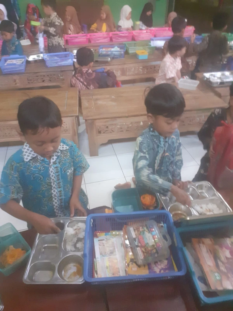 MAKANAN BERGIZI GRATIS