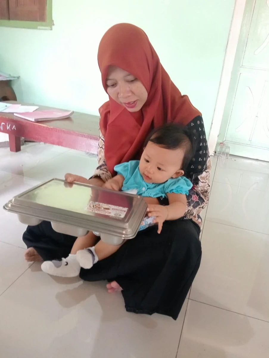 Dukung Tumbuh Kembang dan Kesehatan Ibu Hamil, Kader Posyandu Salurkan Paket Makan Bergizi Gratis.