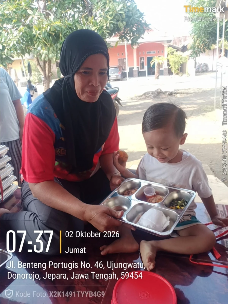 TP.PKK  DESA UJUNGWATU MENDAMPINGI PENDISTRIBUSIAN MBG DI POS 04 DUKUH METAWAR