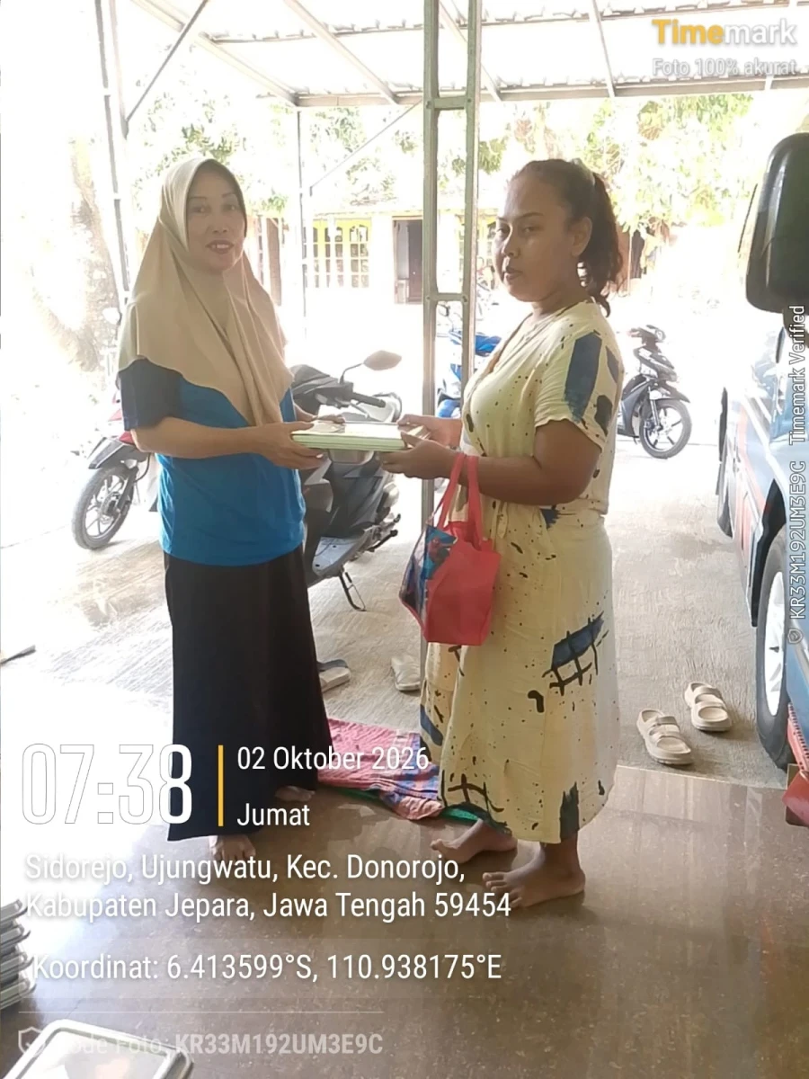 TP.PKK DESA UJUNGWATU MENDAMPINGI PENDISTRIBUSIAN MBG