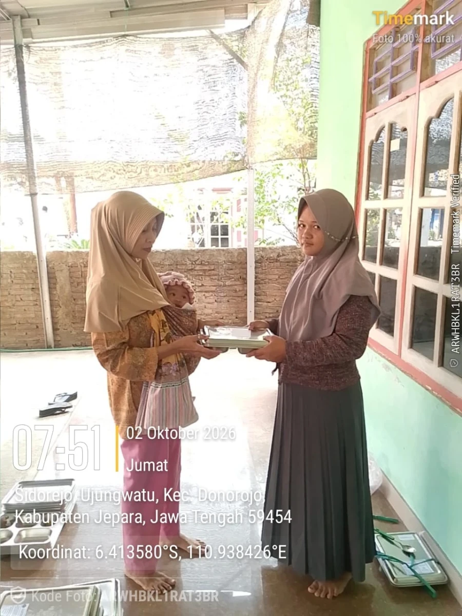 TP.PKK DESA UJUNGWATU MENDAMPINGI PENDISTRIBUSIAN MBG DI POS 05 SIDOREJO