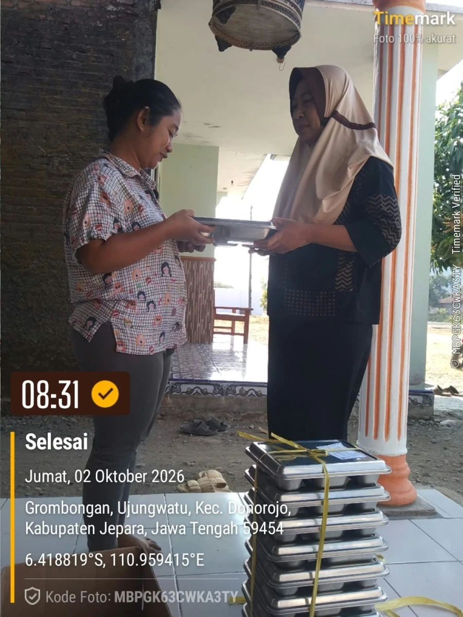 TP.PKK DESA UJUNGWATU MENDAMPINGI PENDISTRIBUSIAN MBG DI POS 06 GROBOGAN