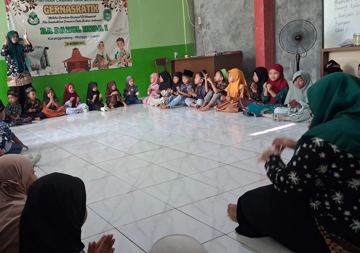 Peringati Hari Batik Nasional, Siswa dan Guru RA Darul Huda 1 Karanggondang Tampil Anggun dan Ceria Berbatik