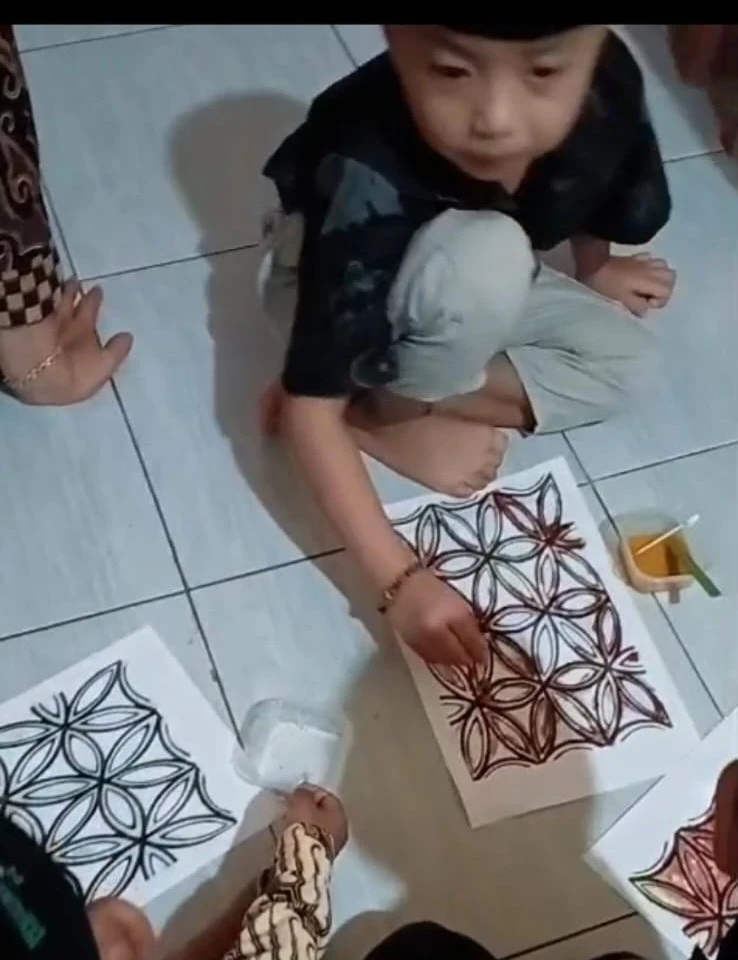 Kreatif dan Edukatif! RA Darul Huda 2 Karanggondang Peringati Hari Batik dengan Mewarnai Menggunakan Pewarna Alami