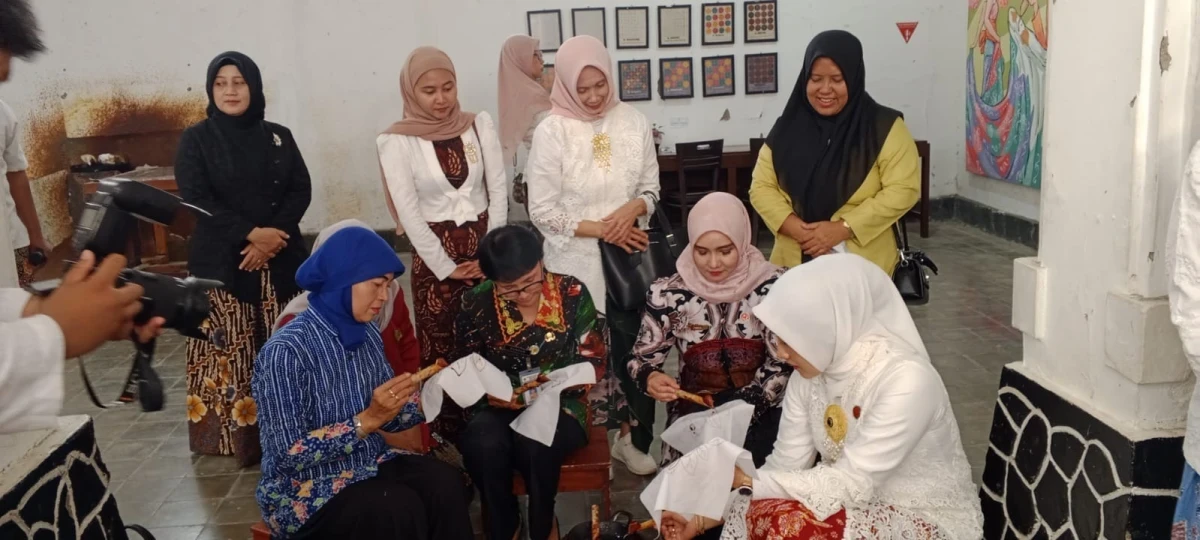Dari Pekalongan untuk Jepara, Dekranasda Mlonggo Belajar dan Berkreasi dalam Membatik