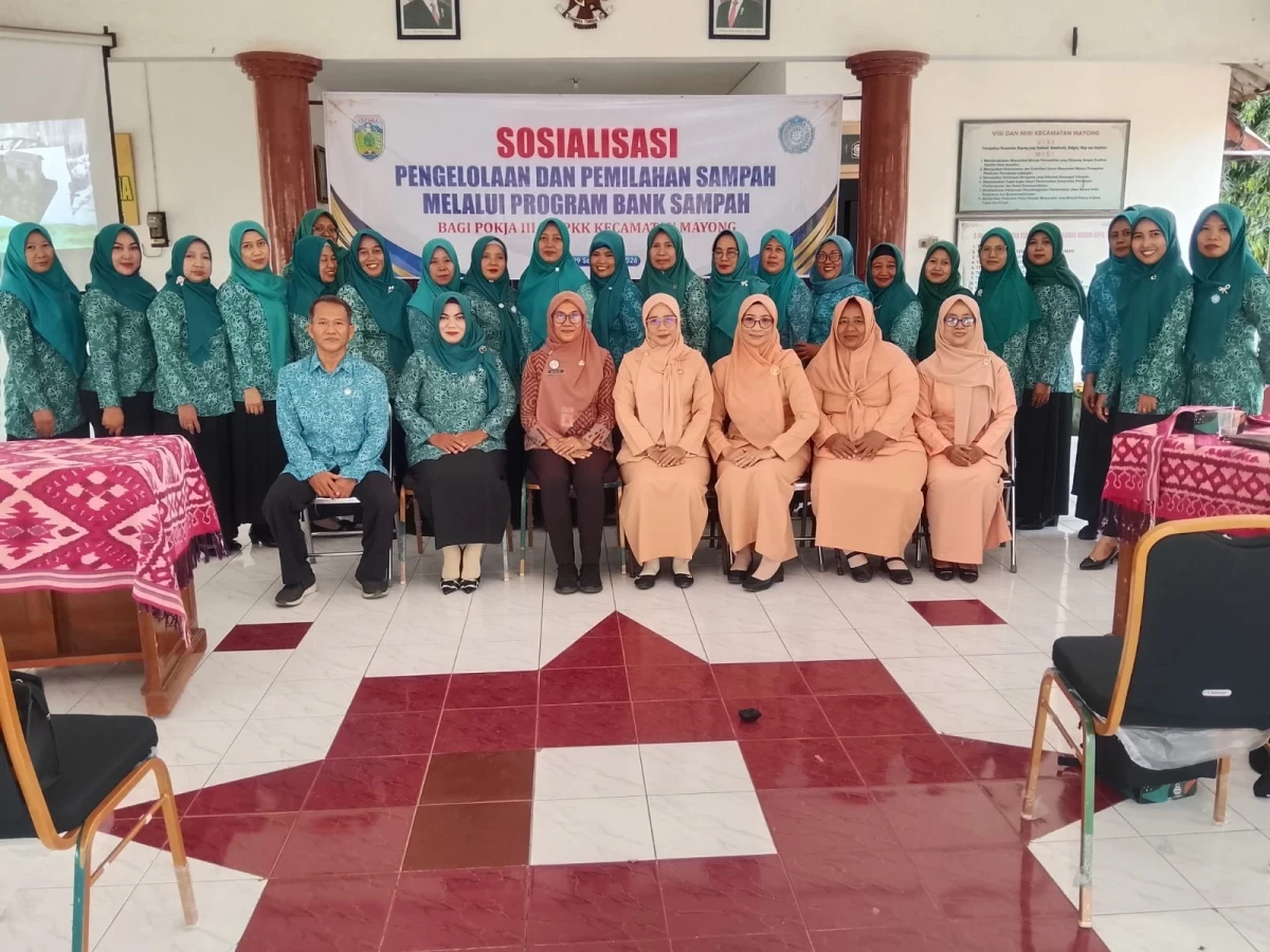 Sosialisasi Pengelolaan dan pemilahan Sampah melalui Program Bank Sampah 