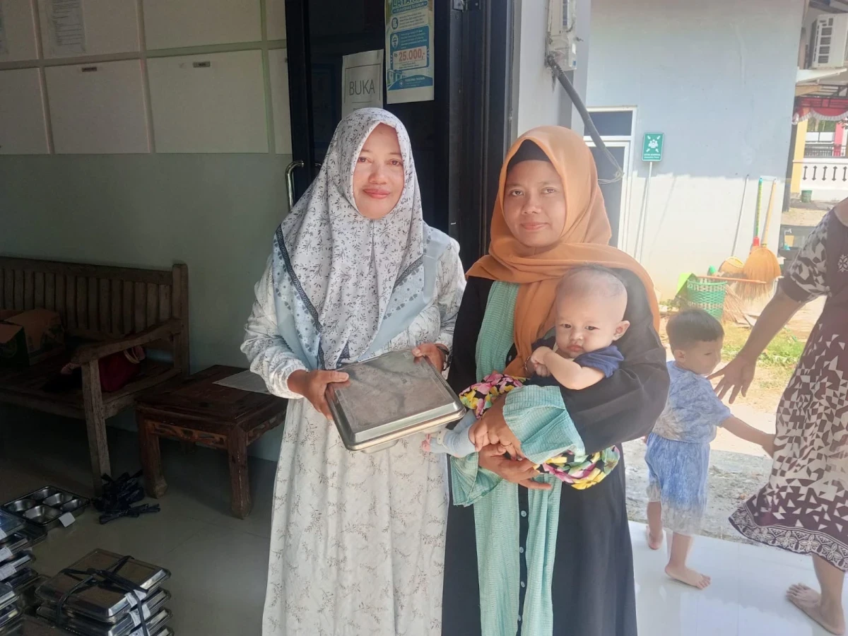 Kader Kesehatan dan Posyandu Telukawur Bagikan Makanan Bergizi Gratis untuk Ibu Menyusui