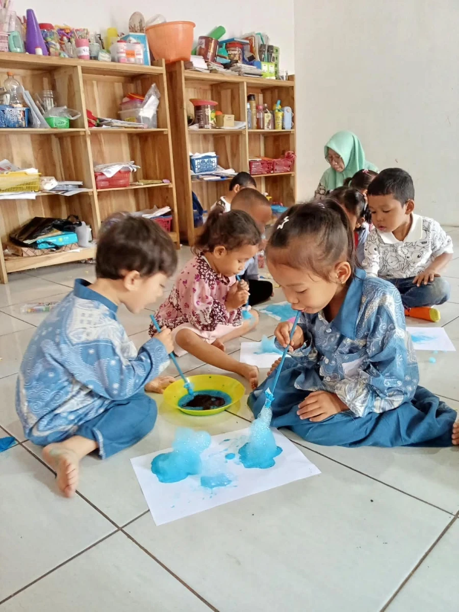 Buble Art (Mewarnai gambar sungai dengan gelembung sabun) 