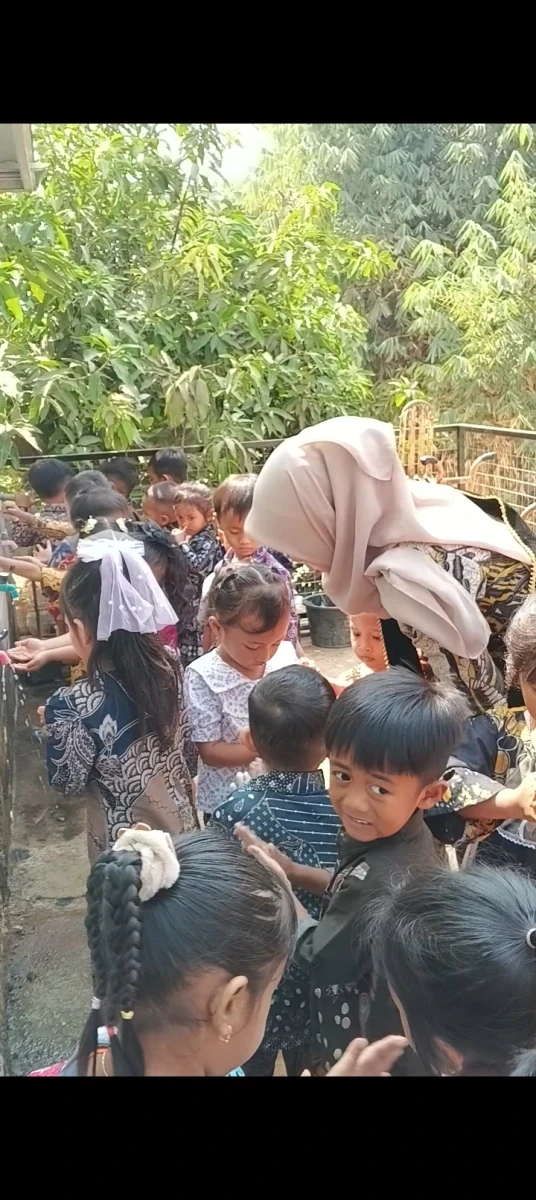 Bunda PAUD Kecamatan Pakisaji Ajak Anak-anak Cuci Tangan Pakai Sabun