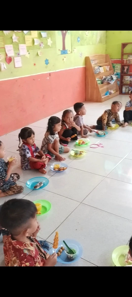 Bunda PAUD Kecamatan Pakisaji Ajak Anak-anak Makan Bersama