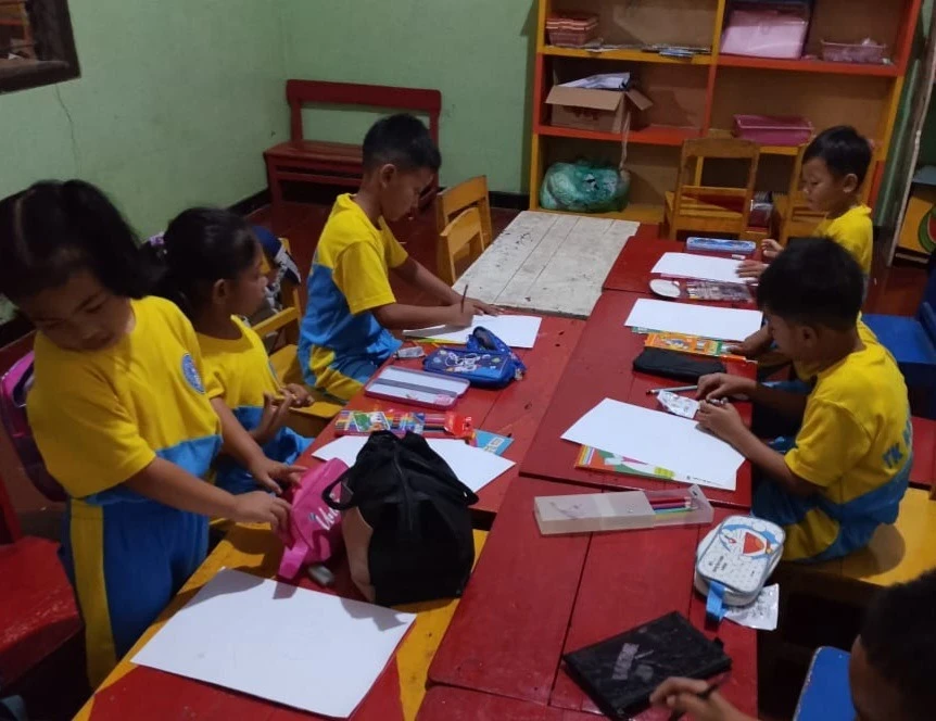 Kembangkan Motorik dan Kreativitas, Siswa TK Hosana Karanggondang Asyik Belajar Cap Jari