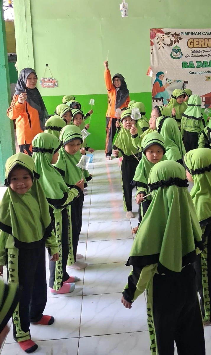 Melatih Fokus dan Kerja Sama: Keseruan Estafet Gelas Plastik Siswa RA Darul Huda 1