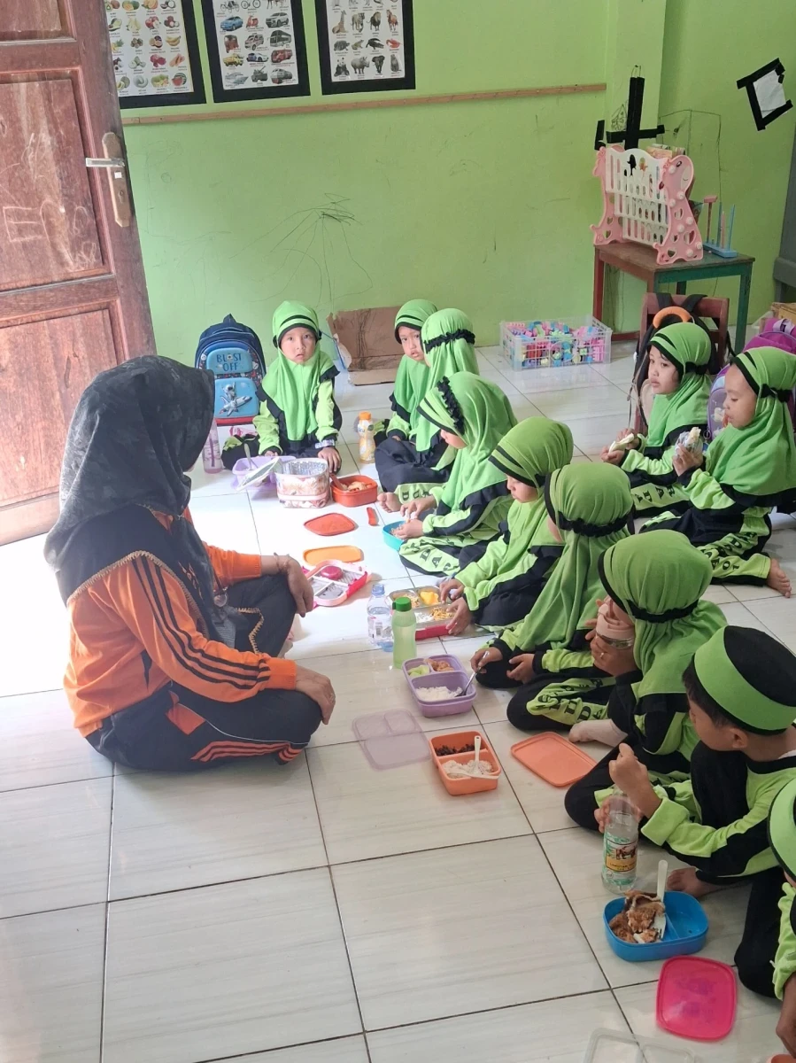 Memupuk Kebersamaan dan Kemandirian: Keseruan Makan Bersama Siswa RA Darul Huda 1 Karanggondang