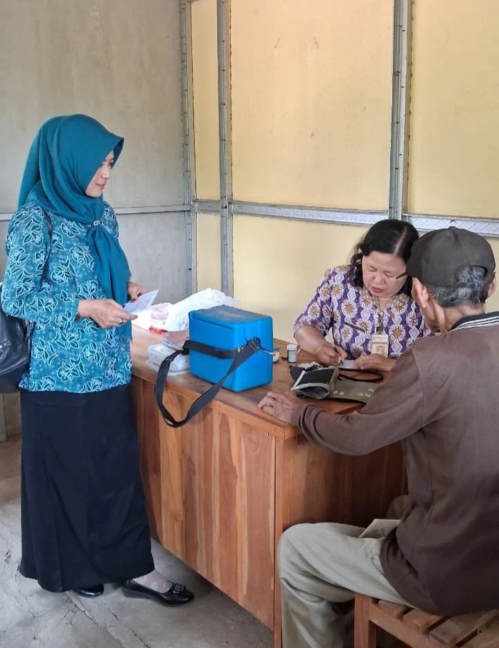Menjaga Kesehatan Lansia: Pelayanan Kesehatan dan Penimbangan di Posyandu Harapan 10 Desa Karanggondang