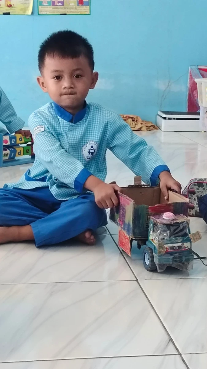 Memanfaatkan kardus bekas. 