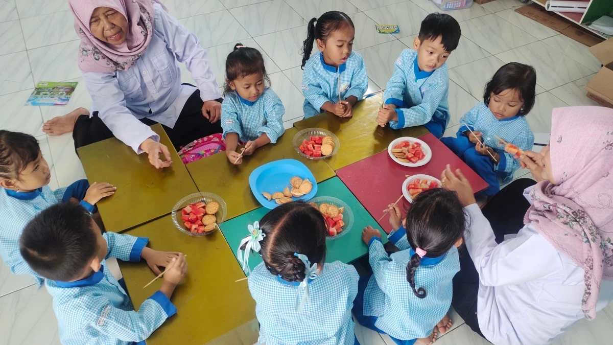 Membuat sate dari buah