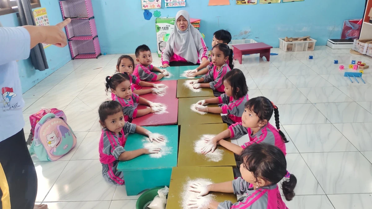 Membuat finger painting dari tepung 