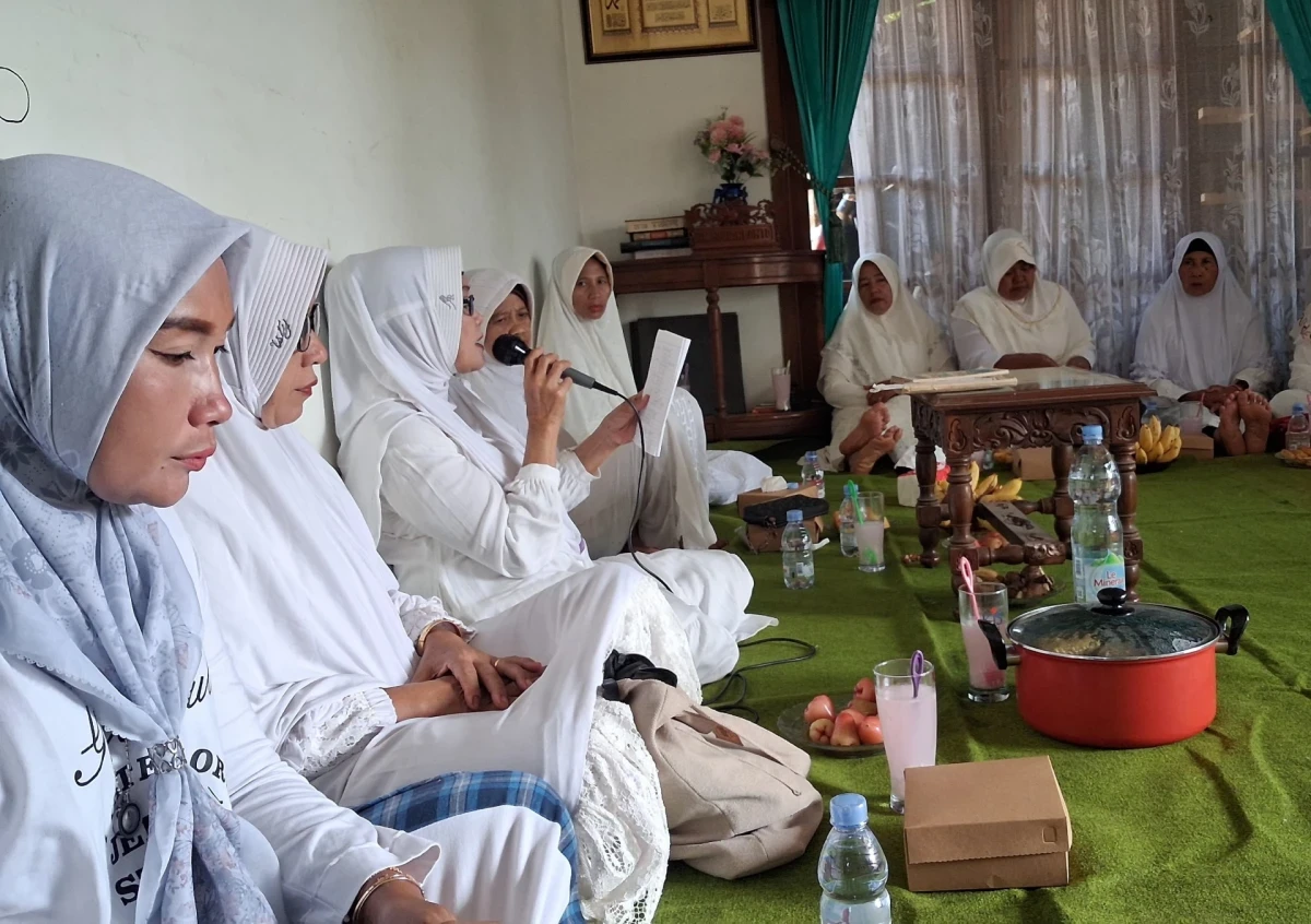 Gema Shalawat dan Doa Bersama: Kegiatan Idaroh Manaqib Ibu-Ibu Kelompok Ngaji RW 04 Karanggondang