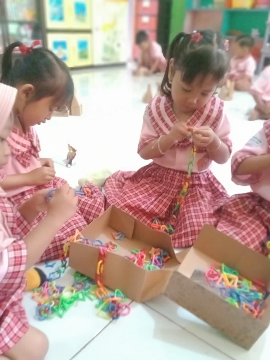 Melatih kesabaran anak dengan kegiatan meronce
