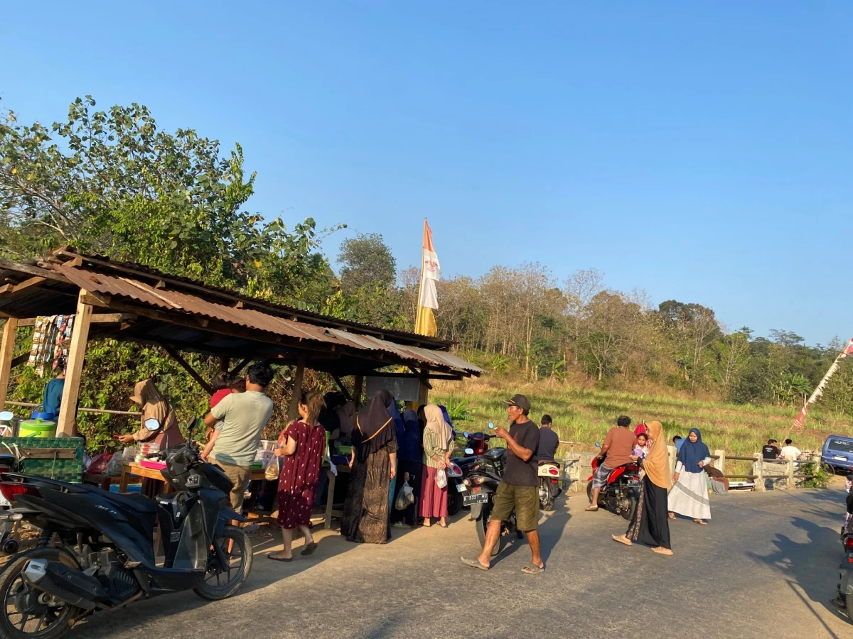 Kegiatan berjualan di pinggir kali dong ilat-ilat desa geneng
