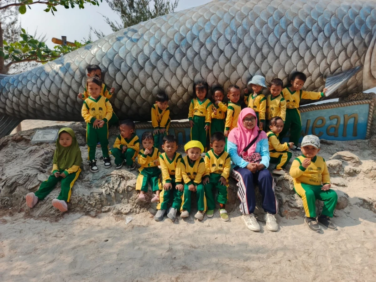 Outing class PAUD di pantai prawean bandengan