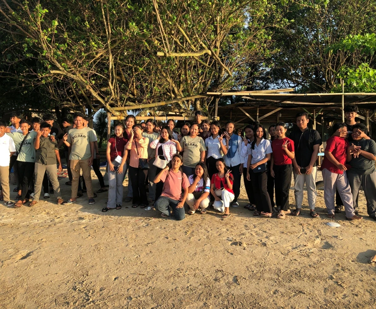 Menjalin Kebersamaan di Tepi Pantai: Merajut Kasih dan Persaudaraan Remaja
