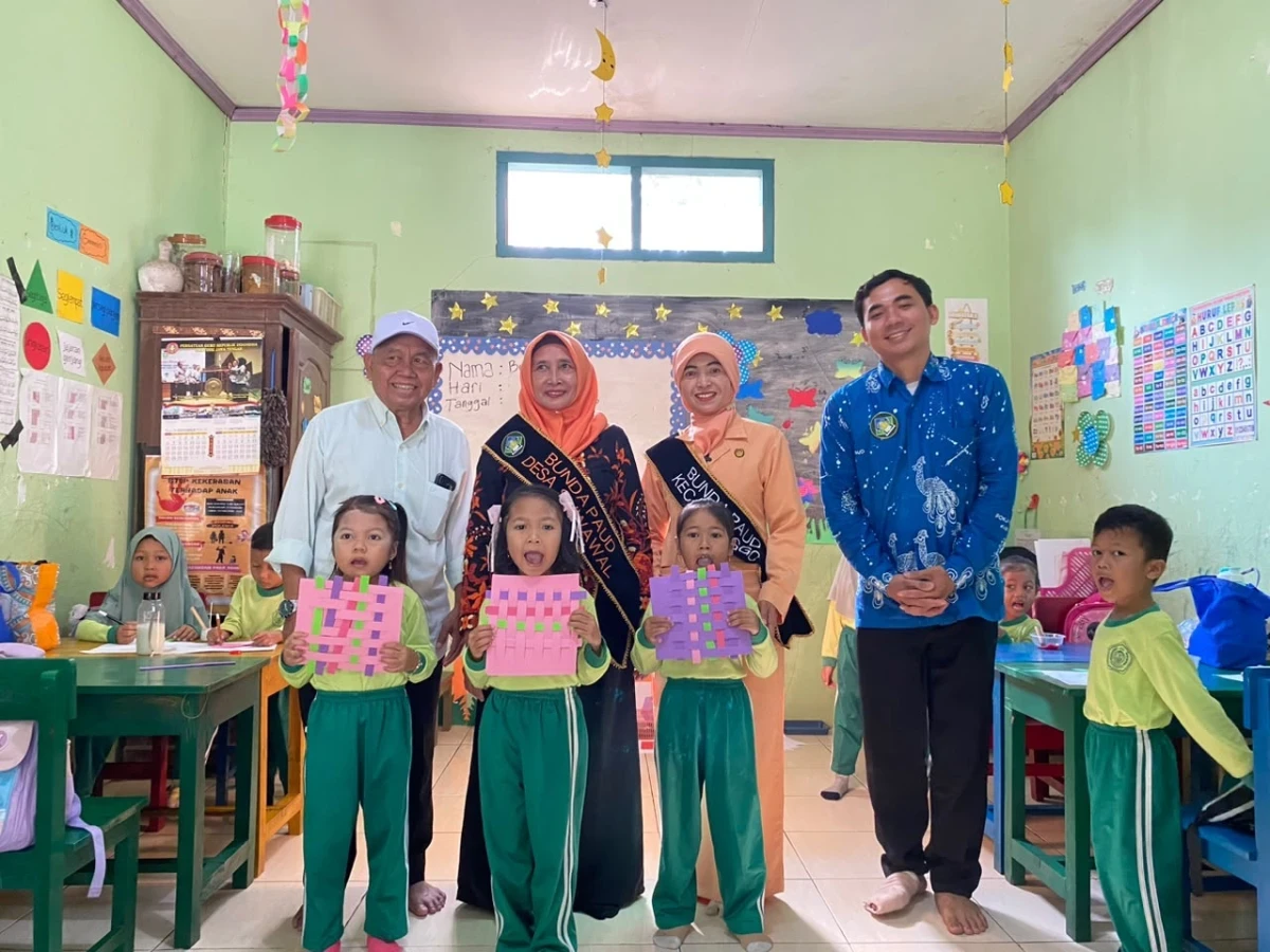 Bunda PAUD Kecamatan Mlonggo Bersama TK TA Miftahul Ulum Suwawal Asyiknya Mengayam, Melatih Kreativitas Anak Sejak Dini