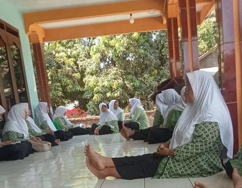 Mempererat Tali Silaturahmi dan Tradisi Keagamaan: Kegiatan Tahlil dan Barzanji Jamaah Fatayat RW 04 Desa Karanggondang