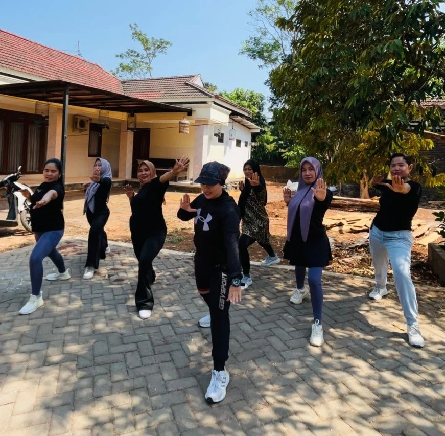 Semangat PKK RT 01 RW 08 Karanggondang dalam Kegiatan Senam Bersama