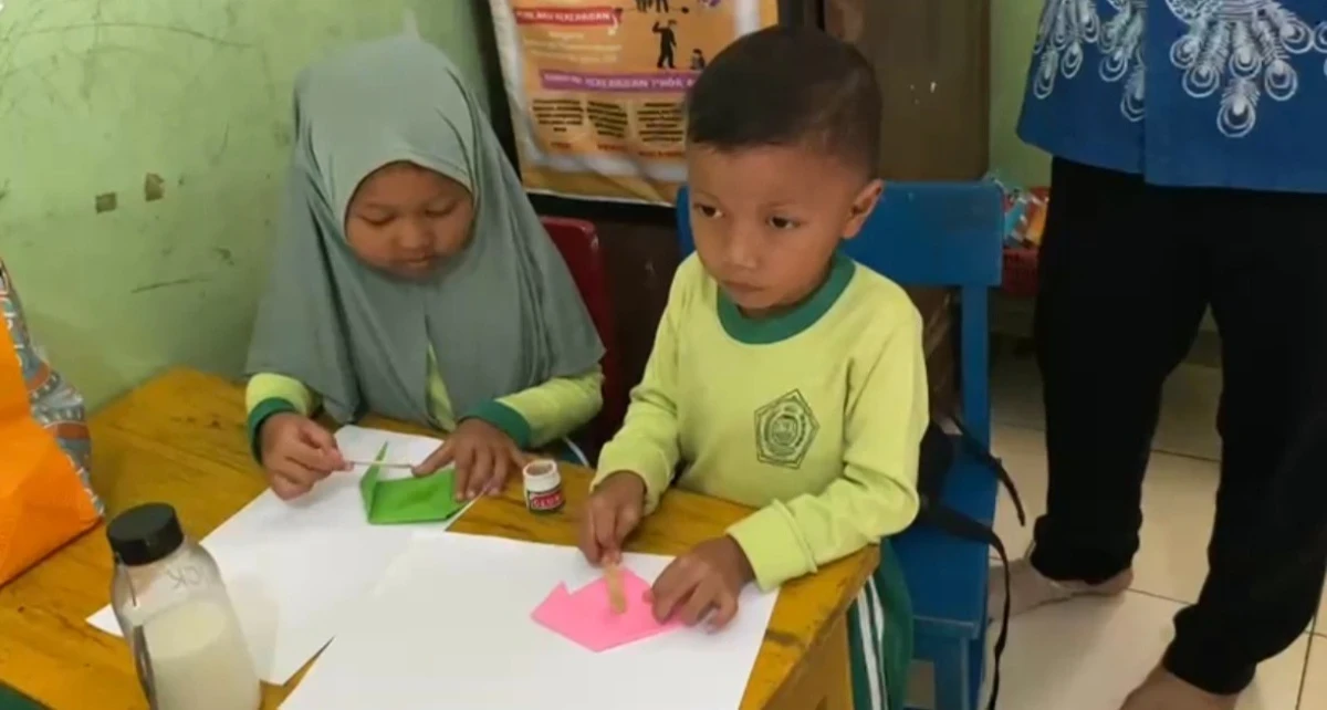 Bunda PAUD Kecamaatn Mlonggo Bersama Anak TK TA Miftahul Ulum Lipat Kertas, Ciptakan Ikan, Kenali Dunia Kemaritiman Untuk Anak Usia Dini