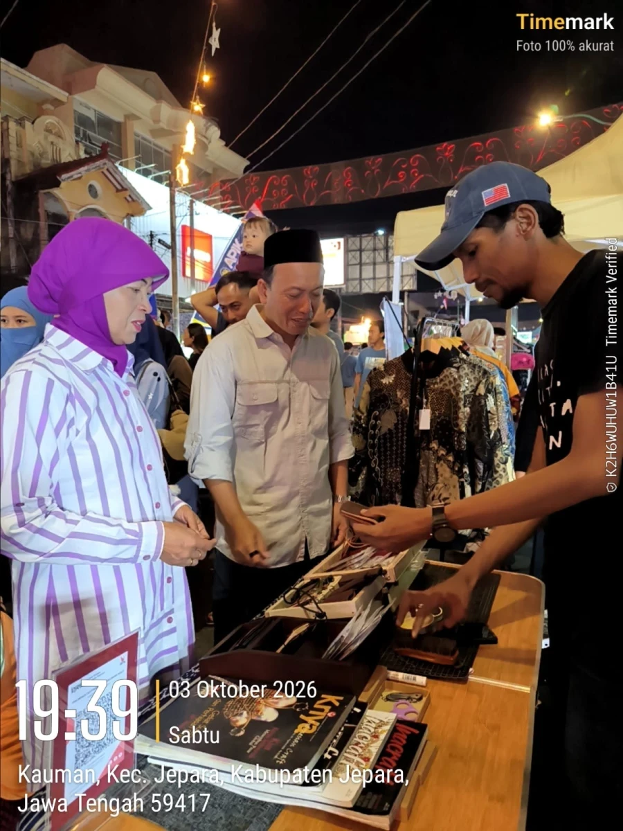 Ketua Dekranasda Kecamatan Mlonggo Kunjungi Stand Philopals Leatherwerk di Kartini Night