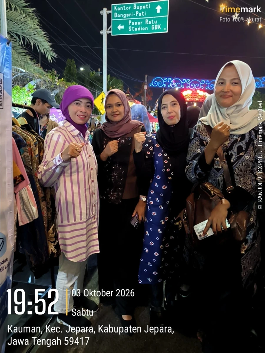 Ketua Dekranasda Kecamatan Mlonggo Kunjungi Stand FCJ Fashion Community Jepara di Kartini Night
