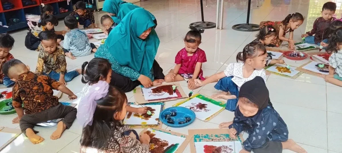 Bunda PAUD Desa Lebak diwakili Bunda Mala bersama Bunda PAUD Kecamatan Pakis Aji Ikuti Kegiatan Peringatan Hari Batik Nasional di Pos PAUD Tunas Harapan
