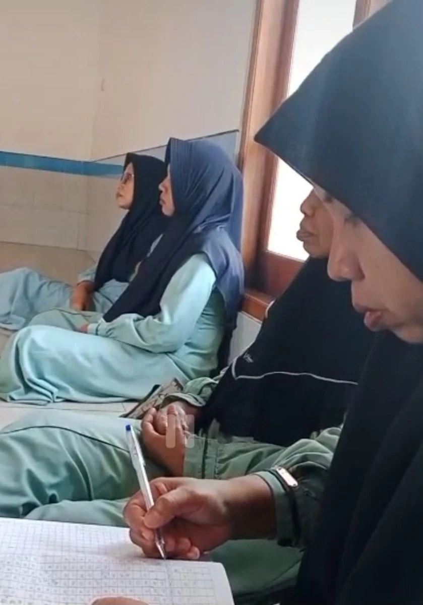 Ibu-Ibu RT 05 RW 04 Karanggondang Antusias Ikuti Tausiah Keagamaan di Mushola Matholiul Huda