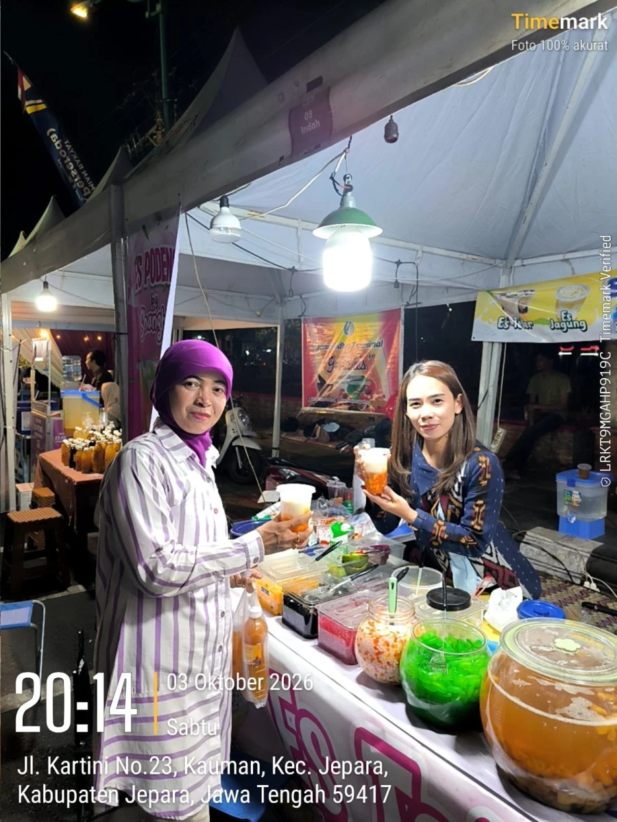 Ketua Dekranasda Kecamatan Mlonggo Kunjungi Stand Es Teller Shanghai Legend di Kartini Night