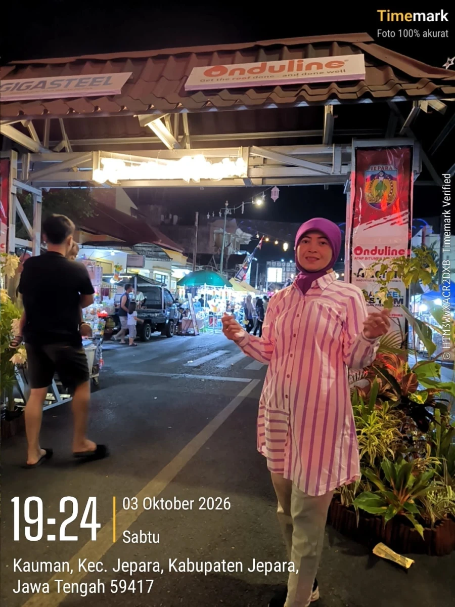 Ketua Dekranasda Kecamatan Mlonggo Kunjungi Stand UMKM pada Kartini Night Jepara