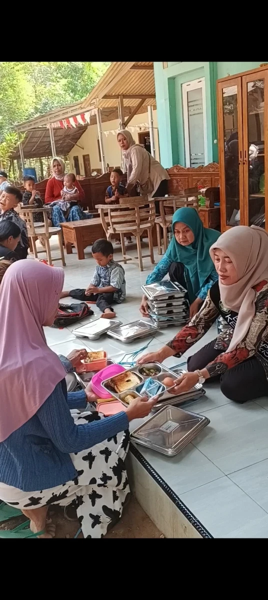 Ketua Posyandu Kecamatan Pakis Aji, melaksanakan kunjungan ke Posyandu ILP Tunas Harapan V Bina Keluarga Balita (BKB) dalam rangka pemantauan penyaluran Makanan Bergizi Gratis (MBG)