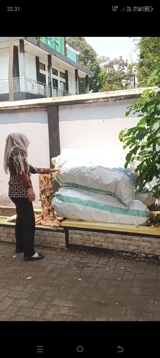 TP PKK Kecamatan Pakis Aji, Ny. Menik Jumiati Muhammad Shodiq, bersama Camat Pakis Aji, Bp. Muhammad Shodiq, melaksanakan pengecekan pemilahan sampah yang dikirim dari SMPN 2 Pakis Aji
