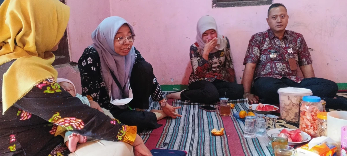 TP PKK Kecamatan Pakis Aji melaksanakan kegiatan anjangsana dalam rangka program PKK Sahabat Keluarga