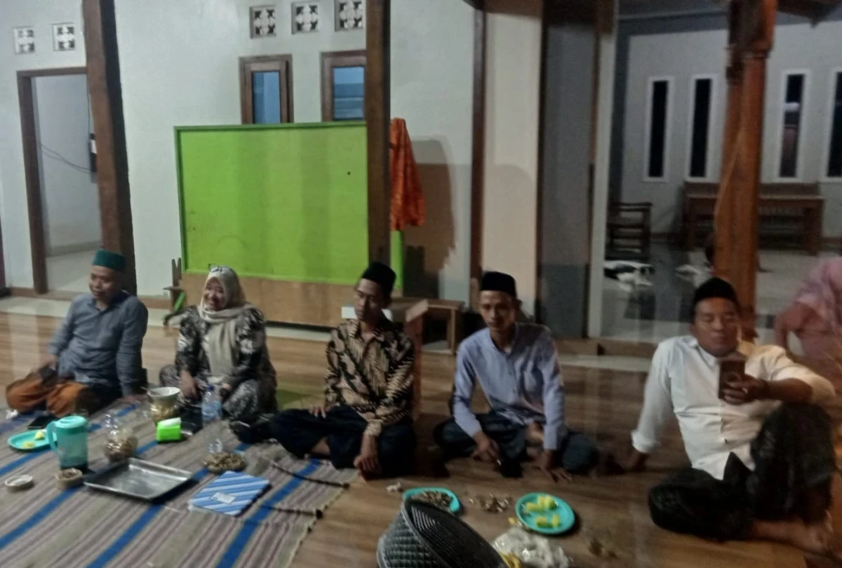 Sinergi Perangkat Desa dan TP PKK Karanggondang dalam Memperkuat Keamanan Lingkungan RT 01 RW 04