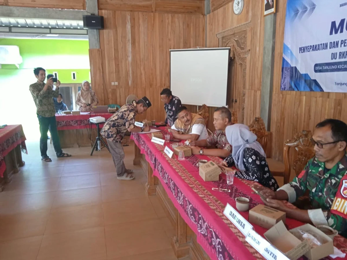 TP PKK Kecamatan Pakis Aji Hadiri Musyawarah Desa