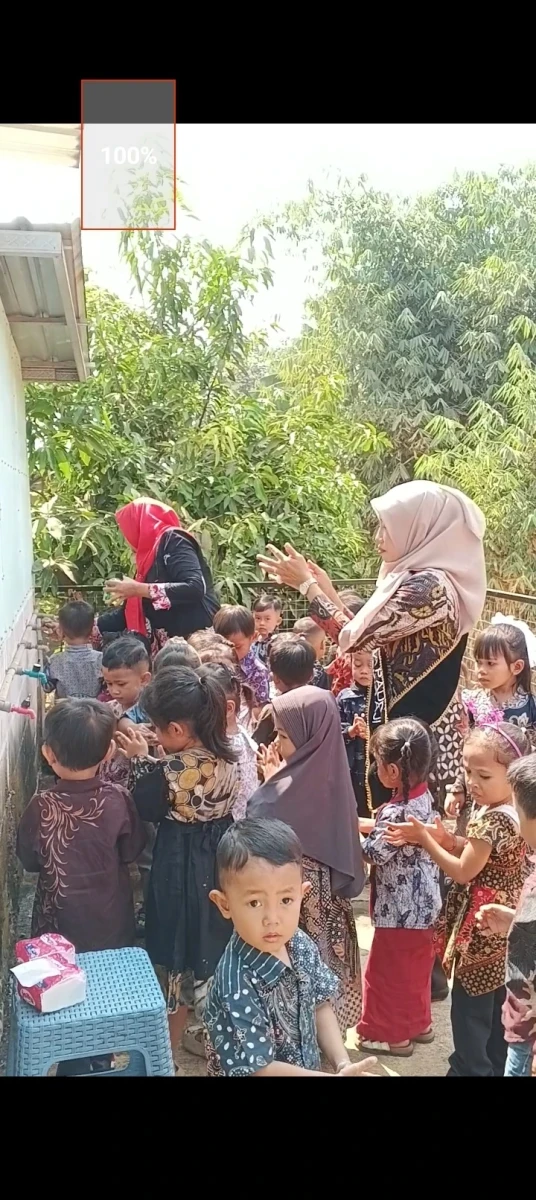 Bunda PAUD mengajak anak-anak untuk melakukan Cuci Tangan Pakai Sabun (CTPS) dengan benar